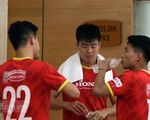 Đội tuyển Việt Nam tập gym tại khách sạn, Văn Toản trở về CLB