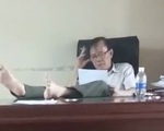 Hạt trưởng kiểm lâm bị quay phim khi gác chân lên bàn xin từ chức