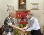 Ông Phan Nguyễn Như Khuê thăm nhà giáo lão thành nhân ngày 20-11