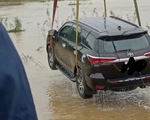 Cố vượt đoạn đường ngập nước lũ, ôtô 7 chỗ bị cuốn trôi