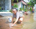 Nước rút, bùn đất ngổn ngang, người dân vùng rốn lũ Bình Định tất bật dọn nhà