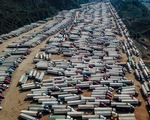 Gần 5.000 xe container nằm la liệt ở cửa khẩu, tài xế 