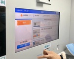 Người già khám bệnh qua video - cách an toàn mùa dịch