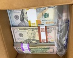Ly kỳ chiếc thùng chứa đầy USD không biết người gửi trong đại học Mỹ