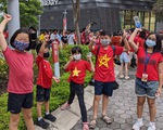 Sân vận động quốc gia Singapore đỏ rực màu áo CĐV Việt Nam