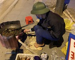 Người lao động co ro trong cái rét tê tái 10 độ C giữa đêm đông Hà Nội