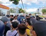 Xử vụ án liên quan bà Phương Hằng, hàng trăm người ồn ào trước cổng tòa