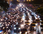 Ngày cuối năm 2021: Đường vào trung tâm Hà Nội kẹt cứng, đường ra bến xe vắng tanh