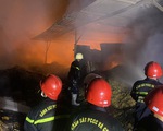 Xưởng gỗ rộng hàng ngàn mét vuông ở Thủ Đức bốc cháy ngùn ngụt