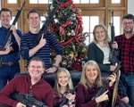 Nghị sĩ Mỹ khoe ảnh cả nhà mừng Giáng sinh với 7 khẩu súng