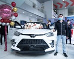 Khách hàng lái thử Toyota Raize tại đại lý: Xoá tan nhiều nghi ngại