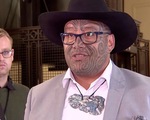 Nghị sĩ gốc thổ dân New Zealand bị đuổi khỏi cuộc họp vì không đeo cà vạt