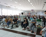 Khách ùn ùn tới các ga tàu đổi trả vé, hoàn tiền sau 3 tháng