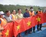 Phát thuốc, trao cờ Tổ quốc cho ngư dân Bình Định