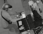 Video: Kẻ trộm vào tiệm trà sữa, soi đèn pin bình tĩnh trộm tiền