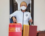 HLV Park Hang Seo nhận quà Tết của Thủ tướng Nguyễn Xuân Phúc trong khu cách ly