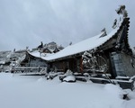 Tuyết rơi dày hơn nửa mét trên đỉnh Fansipan
