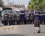 Nữ tu quỳ xin cảnh sát Myanmar ngừng trấn áp người biểu tình