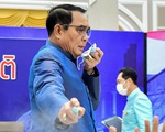 Bị hỏi khó, thủ tướng Thái Lan xịt nước sát khuẩn vào phóng viên