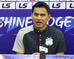 Dù thắng, HLV Kiatisak chỉ hài lòng 70% với các học trò HAGL
