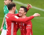 Video: Lewandowski đệm bóng cận thành, Bayern tiếp tục dẫn đầu Bundesliga