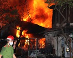 Cảnh sát cứu 4 người trong gia đình mắc kẹt lúc cháy nhà