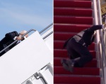 Ông Biden vấp té 3 lần khi lên Air Force One do gió lớn?