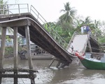 Ghe chở lúa hàng chục tấn “tông” sập cầu Phong Hòa