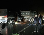 Xe khách đâm vào xe tải bị hỏng đỗ trên đường trong đêm, 3 người chết