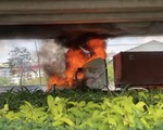 Xe container bốc cháy dữ dội dưới cầu Phú Mỹ