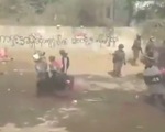 Sốc với cảnh tượng kéo lê người biểu tình trên đường ở Myanmar