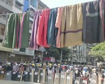 Người biểu tình Myanmar treo váy, đồ lót phụ nữ để cản trở cảnh sát