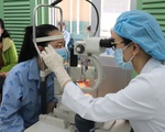 Thị lực 10/10 bỗng nhìn gì cũng mù mù, do đi giày cao gót ngày 8 tiếng?