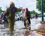 Đường Phạm Văn Đồng ngập, kẹt xe sau mưa lớn, CSGT phải moi rác cho nước chảy