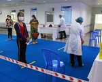 35 nhân viên cách ly, Bệnh viện Chợ Rẫy - Phnom Penh vẫn ra sức tiêm vắc xin cho bà con Campuchia