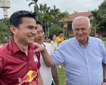 Trước giờ bóng lăn, hai đội cùng bắt tay nhau bán đấu giá áo cầu thủ làm từ thiện