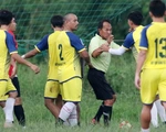 Những hạt sạn trên sân bóng đá phong trào - Bài 2: Khổ như trọng tài bóng đá phủi