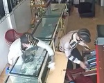 Video: Kẻ gian cắt khóa cửa cuốn, đột nhập cửa tiệm lấy trộm hàng chục điện thoại