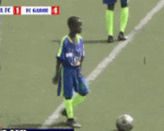 Video: Cậu bé 11 tuổi gây sốt khi ra sân đá chuyên nghiệp