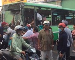TP.HCM: Xe tải chở gạch đụng nát đầu xe buýt, làm sập tường nhà dân