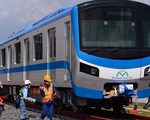 Đoàn tàu metro đã được đặt lên đường ray depot Long Bình