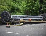 Xe tải đổ đèo Cù Mông tông lan can lật ngửa, 2 người chết