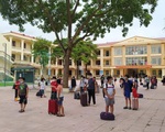 1 học sinh mắc COVID-19, 57 thầy trò mang hành lý đi cách ly tập trung