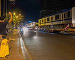 Người dân thức đêm xem vận chuyển tàu metro