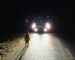 Tài xế dừng xe giúp cháu bé 2 tuổi lang thang giữa đêm: 
