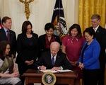 Tổng thống Mỹ ký ban hành luật chống thù hận người gốc Á