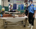 Mưa 3 tiếng, bác sĩ bệnh viện ở Hóc Môn xắn quần lội nước khám bệnh