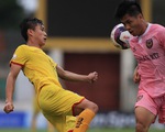 Cầu thủ Sông Lam Nghệ An tiếp xúc với F1, cả vòng 13 V-League phải dừng