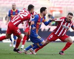 Barca chia điểm với Atletico Madrid ở trận 