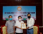 Nghệ sĩ Hoài Linh đã trao 2,4 tỉ đồng tiền kêu gọi cứu trợ bão lụt cho Quảng Trị